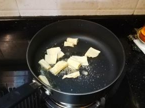 先放入腐竹翻炒一会