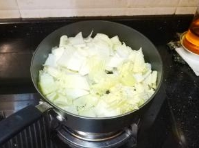 再倒入大白菜炒均匀