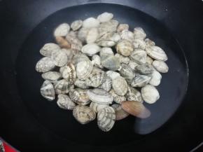 炒锅里加入适量水大火烧开后，再把洗干净的花甲放入锅中