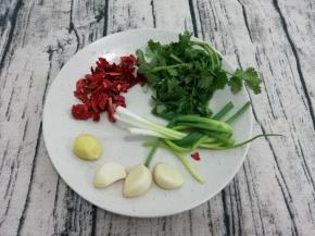 准备：葱、姜、蒜、香菜和辣椒