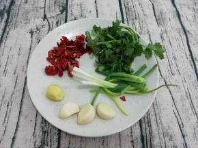 准备：葱、姜、蒜、香菜和辣椒