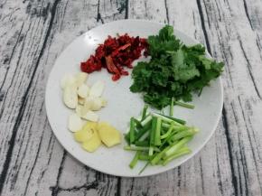 把蒜和姜切成片，香菜和小葱切成段