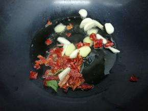 炒锅里加入适量的油烧到七成热，在把姜、蒜和辣椒放入锅中煸炒出辣味