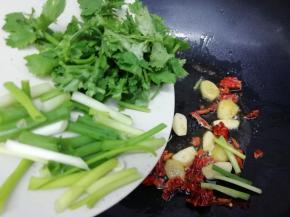 然后再把小葱和香菜放入锅中炒香