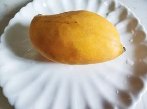 准备芒果一个洗净。