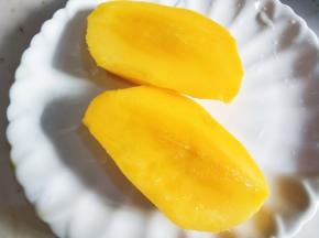 切两半，中间核不要。