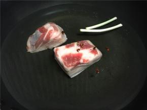 先将五花肉煮过心，用筷子能轻易插穿。