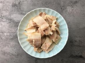 将煮好的五花肉切薄片。（刀功不好可以冻一下再切）