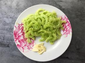 将苦瓜大蒜切片备用。