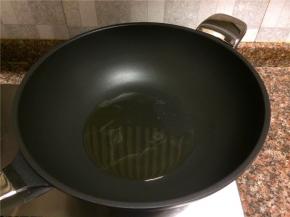 热锅倒油烧至八成热。