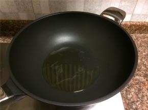 热锅倒油烧至八成热。