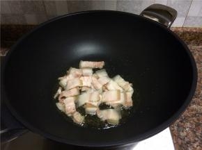 放入五花肉翻炒30秒，煸炒出油。