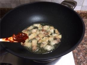 放入豆瓣酱翻炒10秒。