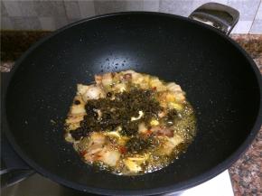 放入豆豉、大蒜、芽菜翻炒20秒。