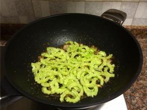 放入苦瓜翻炒60秒。