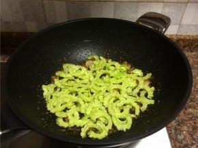放入苦瓜翻炒60秒。