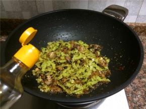 倒入适量生抽翻炒10秒即可出锅。