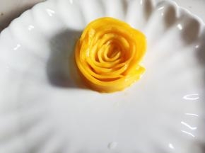 一层一层卷起来。