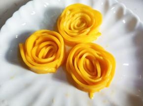 依次卷完，一个芒果可以做三朵花。