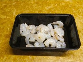 虾仁处理干净后放入盐、胡椒粉、料酒腌制10分钟。