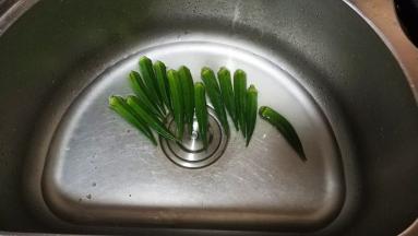 秋葵洗净后去蒂