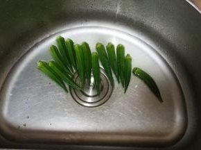 秋葵洗净后去蒂