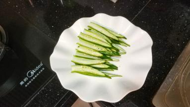 中间劈开摆在盘上