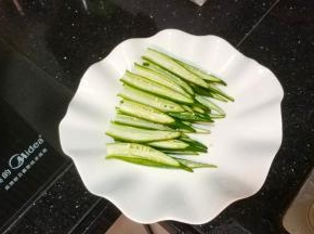 中间劈开摆在盘上