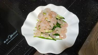 秋葵摆在盘底，虾仁放在秋葵之上