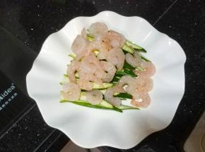 秋葵摆在盘底，虾仁放在秋葵之上