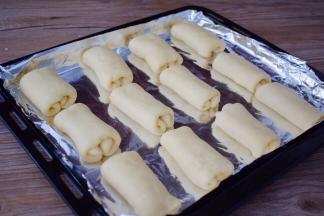 收口朝下放入烤盘中