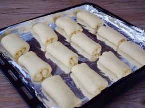 收口朝下放入烤盘中