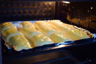 放入预热好的烤箱，上下火160度，中层15分钟