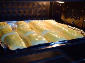 放入预热好的烤箱，上下火160度，中层15分钟