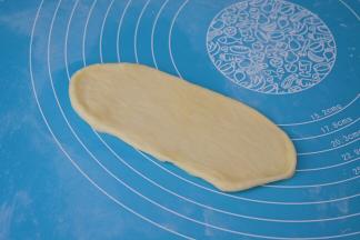 把面团擀成长舌状