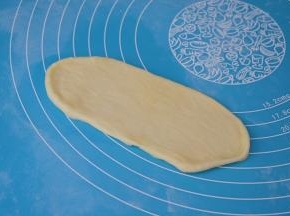 把面团擀成长舌状