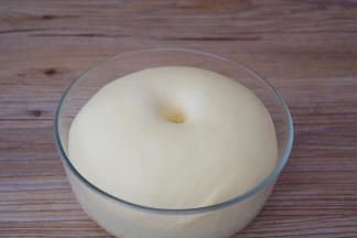 手指沾水或面粉戳一小洞，不反弹不回缩即发酵成功