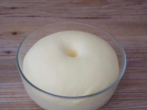 手指沾水或面粉戳一小洞，不反弹不回缩即发酵成功