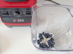 根据个人的口味添加蓝莓的量。