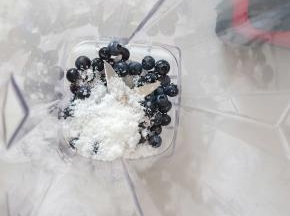 放入白糖。喜欢甜的就多放一点。