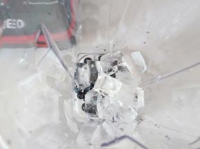 放入冻好的冰块。