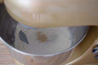 启动一档慢速揉面3分钟，再转三档快速揉面7分钟（共10分钟）