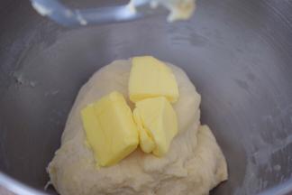 加入黄油，继续启动三档快速揉面10分钟
