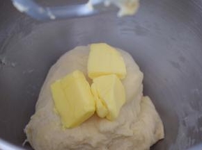 加入黄油，继续启动三档快速揉面10分钟
