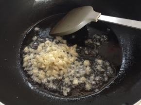 大火热油锅，放入蒜蓉