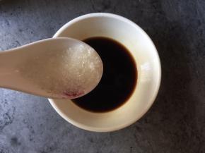 将陈醋倒入碗中，加入白糖