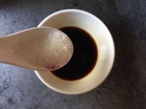 将陈醋倒入碗中，加入白糖