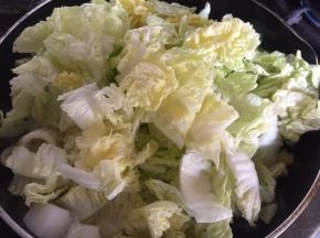 加入白菜快速翻炒至软