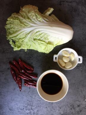 食材:
白菜、陈醋、白糖、盐、鸡精、生抽、食用油、蒜瓣、干红辣椒
