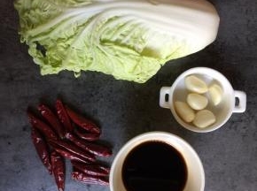 食材:
白菜、陈醋、白糖、盐、鸡精、生抽、食用油、蒜瓣、干红辣椒
